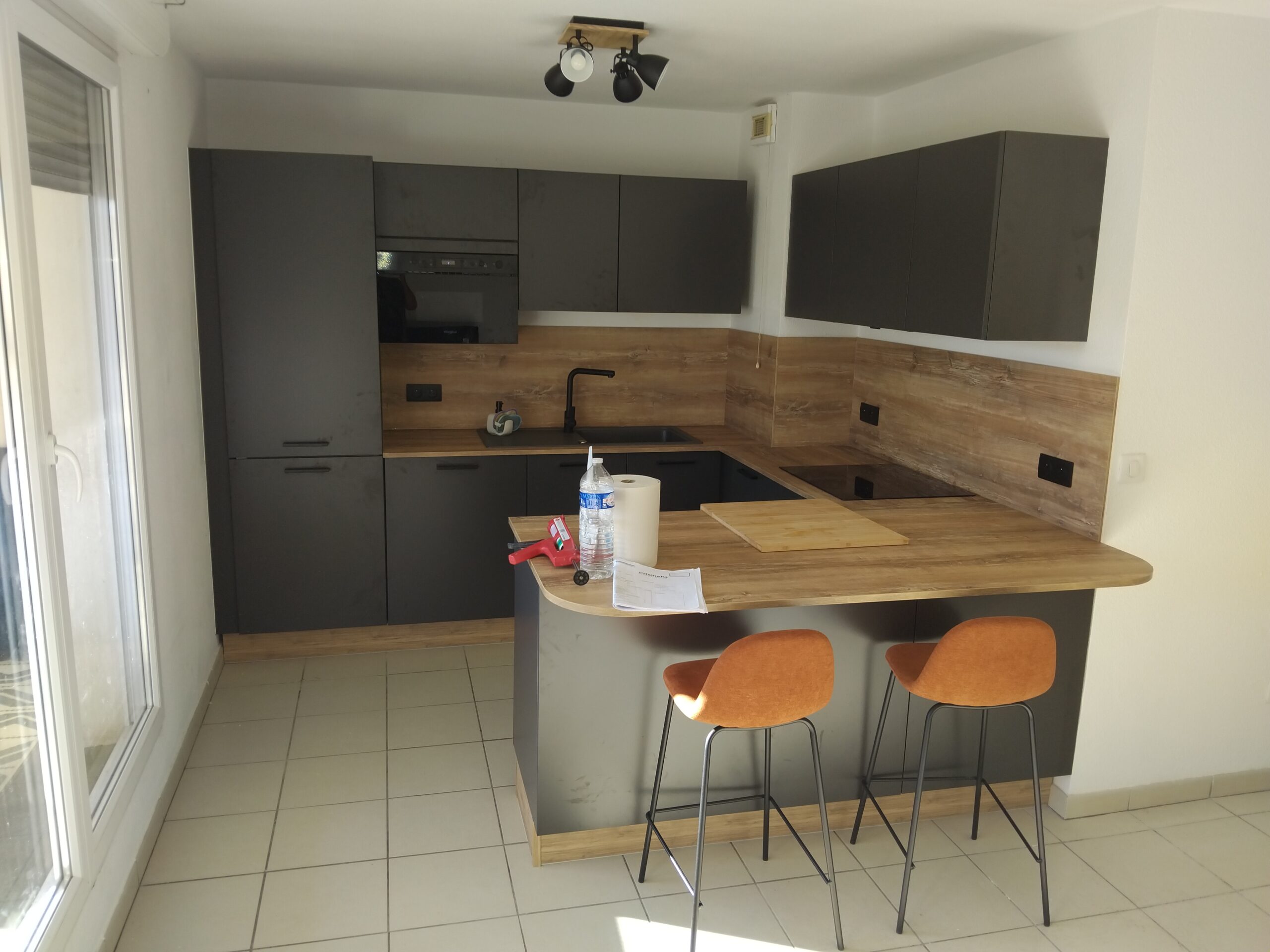 Cuisine moderne en U noir et bois avec coin bar chez dr-menuiserie, aménagement intérieur contemporain dans le Tarn
