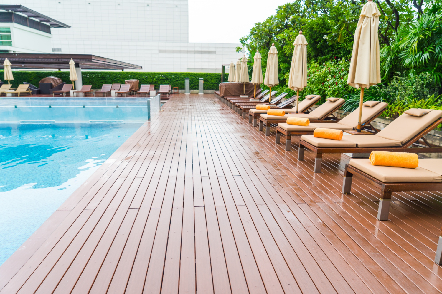 Terrasse piscine bois moderne dr-menuiserie avec transats luxe dans un hôtel design du Tarn