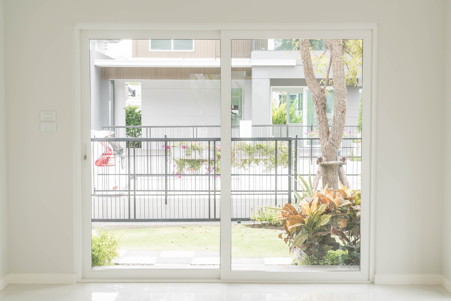 Grande baie vitrée coulissante donnant sur jardin moderne, réalisation dr-menuiserie dans le Tarn